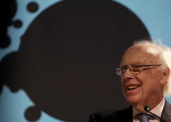 Cientista que ajudou a descobrir estrutura do DNA morre aos 97 anos