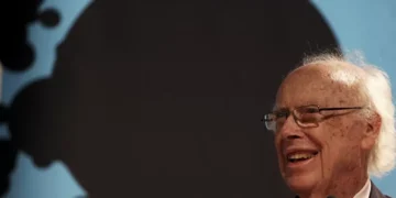 Cientista que ajudou a descobrir estrutura do DNA morre aos 97 anos