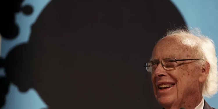 Cientista que ajudou a descobrir estrutura do DNA morre aos 97 anos