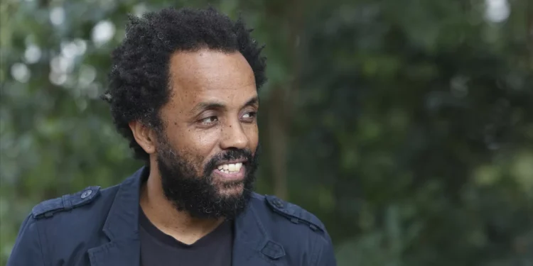 Carlos Bunga abre um “Beijódromo” no Jardim da Gulbenkian