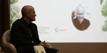 Cardeal Tolentino apresenta novo livro e propõe “inteligência social” em tempo de IA