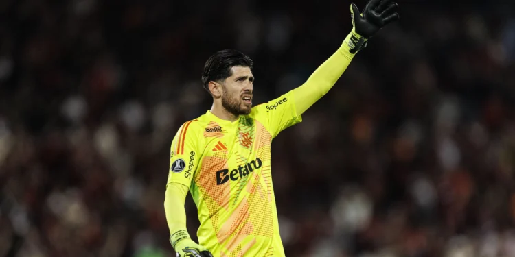 Rossi comete falha bizarra em Fluminense x Flamengo pelo Brasileirão; veja