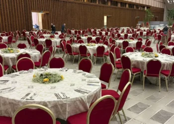 Padres portugueses ajudam a servir almoço de pobres oferecido pelo Papa