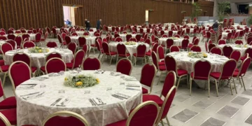 Padres portugueses ajudam a servir almoço de pobres oferecido pelo Papa