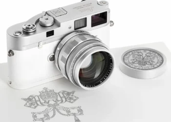 Máquina fotográfica do Papa Francisco leiloada por 6,5 milhões de euros