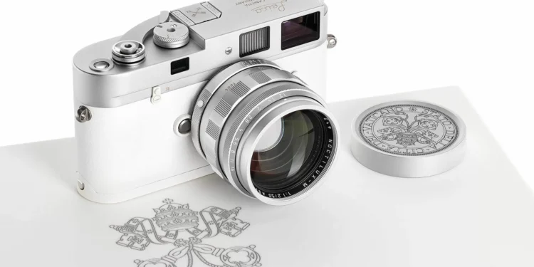 Máquina fotográfica do Papa Francisco leiloada por 6,5 milhões de euros