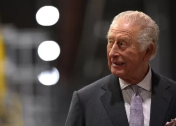 Rei Charles III celebra 77 anos decidido a continuar trabalhando, apesar de seu câncer