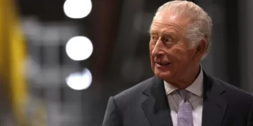 Rei Charles III celebra 77 anos decidido a continuar trabalhando, apesar de seu câncer