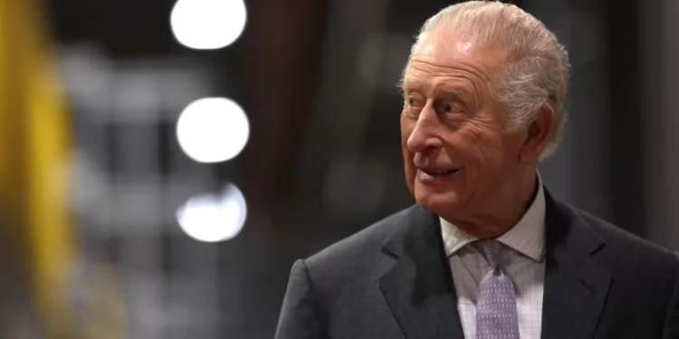 Rei Charles III celebra 77 anos decidido a continuar trabalhando, apesar de seu câncer