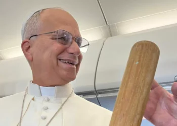 Um taco de basebol e umas meias dos White Sox. Leão XIV já está na Turquia