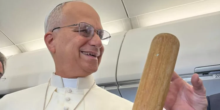 Um taco de basebol e umas meias dos White Sox. Leão XIV já está na Turquia