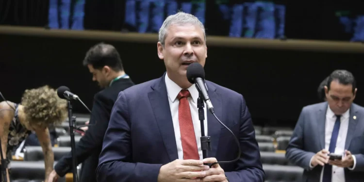 Após derrota, líder do PT admite crise de confiança do governo com Hugo