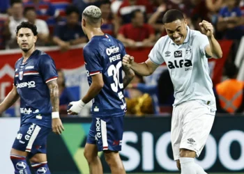 Com golaços e falha bizarra, Fortaleza e Grêmio empatam pelo Brasileirão