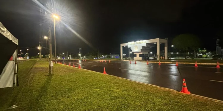 Em noite chuvosa, apoiadores deixam vigília por Bolsonaro em frente à PF