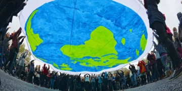 Mais de cinco mil lobistas dos combustíveis fósseis “infiltraram-se” nas últimas quatro cimeiras do clima