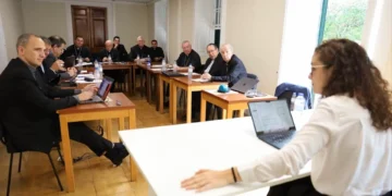 Homílias de cinco minutos e respostas mais rápidas da Igreja aos jornalistas