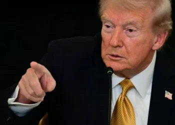 Trump manda jornalista calar a boca e a chama ‘porquinha’ ao ser questionado sobre Epstein