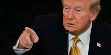 Trump manda jornalista calar a boca e a chama ‘porquinha’ ao ser questionado sobre Epstein