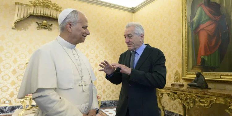 “É um prazer conhecê-lo”: Papa recebe Robert De Niro no Vaticano