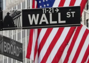 Wall Street sobe e S&P 500 bate recorde após dados dos EUA