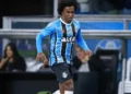 Willian, do Grêmio, critica arbitragem da partida com o Fluminense