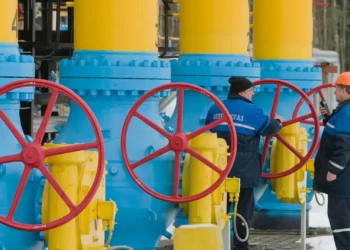 UE acorda interdição da importação de gás russo até ao outono de 2027