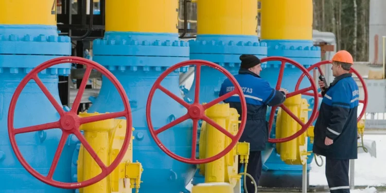 UE acorda interdição da importação de gás russo até ao outono de 2027