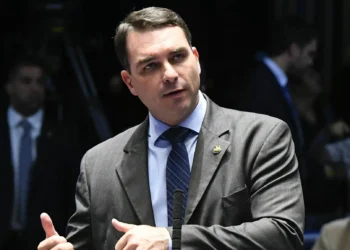 Flávio Bolsonaro tem condições de implodir uma eleição, diz especialista