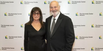 Realizador Rob Reiner e a mulher encontrados mortos em casa. Polícia suspeita de homicídio