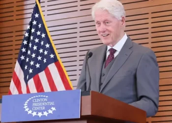 Caso Epstein: Clinton pressiona Trump por liberação sem censura dos arquivos