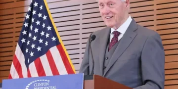 Caso Epstein: Clinton pressiona Trump por liberação sem censura dos arquivos