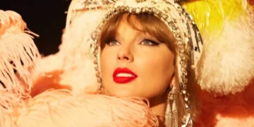 Taylor Swift distribui dinheiro para equipe de estádio no dia de Natal