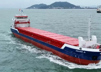 Navio com bandeira portuguesa a caminho de Israel com material militar