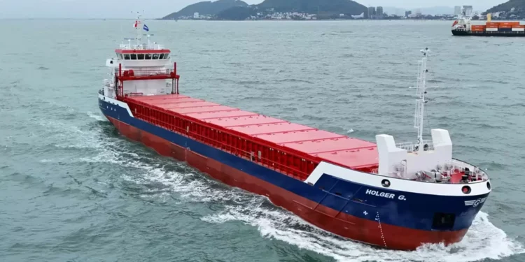 Navio com bandeira portuguesa a caminho de Israel com material militar