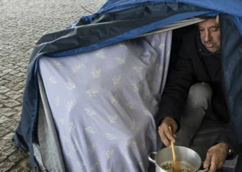 Acesso de sem-abrigo a cama de emergência “pode demorar seis meses”