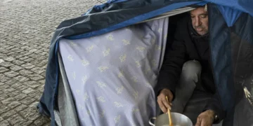 Acesso de sem-abrigo a cama de emergência “pode demorar seis meses”