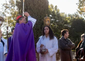 D. Américo Aguiar reza no cemitério de Alhos Vedros com a comunidade e pede perdão para autores do ato “violento e desumano”