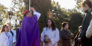 D. Américo Aguiar reza no cemitério de Alhos Vedros com a comunidade e pede perdão para autores do ato “violento e desumano”