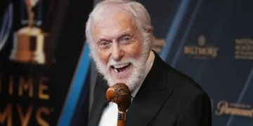 Dick Van Dyke celebra 100 anos a dançar pelo palco e pelo ecrã