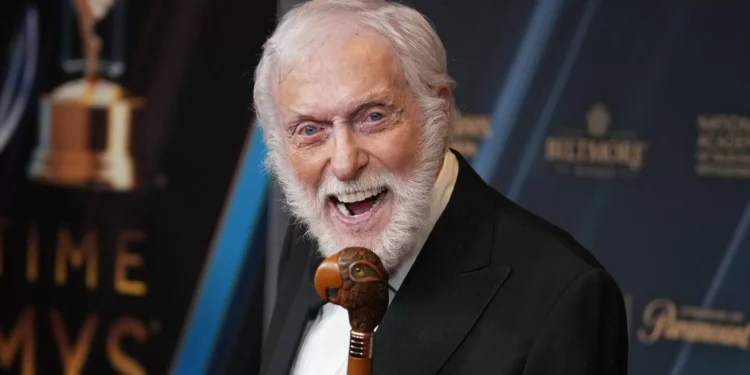 Dick Van Dyke celebra 100 anos a dançar pelo palco e pelo ecrã