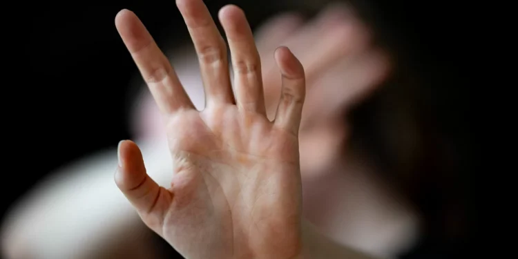 Tribunal alemão condena homem por violar e filmar esposa durante anos