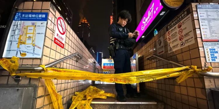 Pelo menos três pessoas morrem após esfaqueamento no metro de Taipei