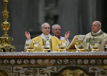 Papa Leão XIV preside primeira Missa do Galo e diz que ‘negar ajuda a pobres é rejeitar a Deus’