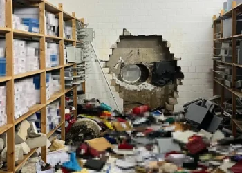 Assaltantes abrem buraco e levam 30 milhões de banco na Alemanha