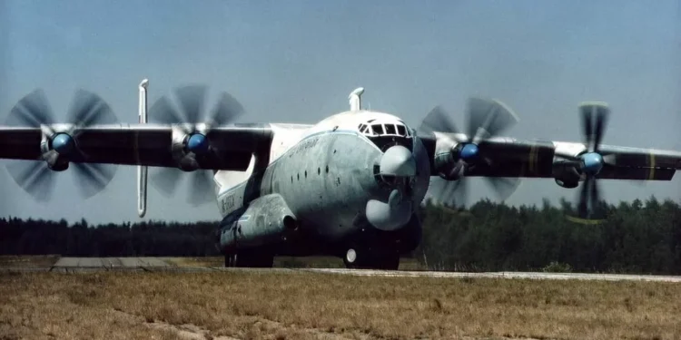 Avião militar russo que fazia voo de teste após consertos cai com 7 pessoas