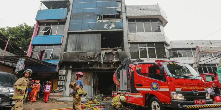 Incêndio em prédio comercial deixa 22 mortos na capital da Indonésia