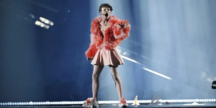 Vencedor da Eurovisão Nemo devolve troféu em protesto contra participação de Israel