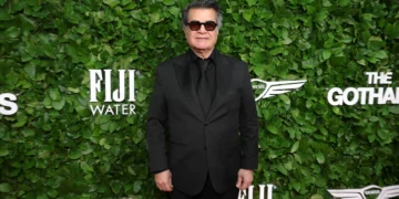 Roteirista iraniano é premiado por filme em dia que é condenado à prisão