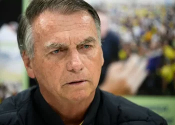 Bolsonaro deve passar hoje por novo procedimento para conter soluços