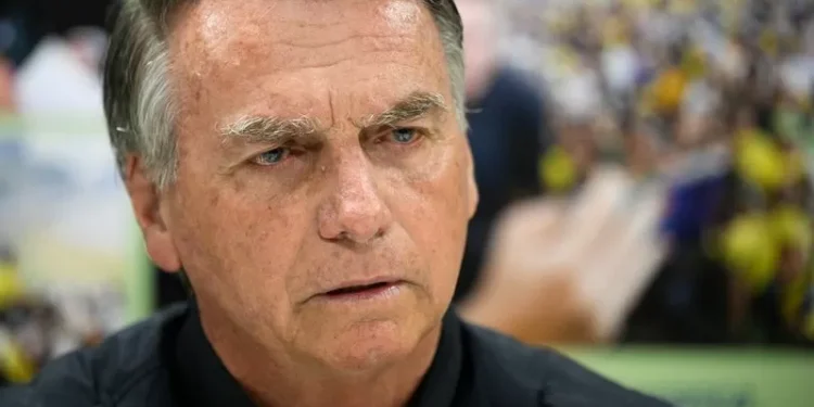 Bolsonaro deve passar hoje por novo procedimento para conter soluços